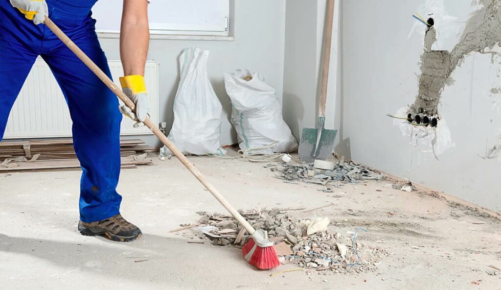 Professionelle Baureinigung nach Bauarbeiten mit gründlicher Entfernung von Staub, Schmutz und Bauschutt