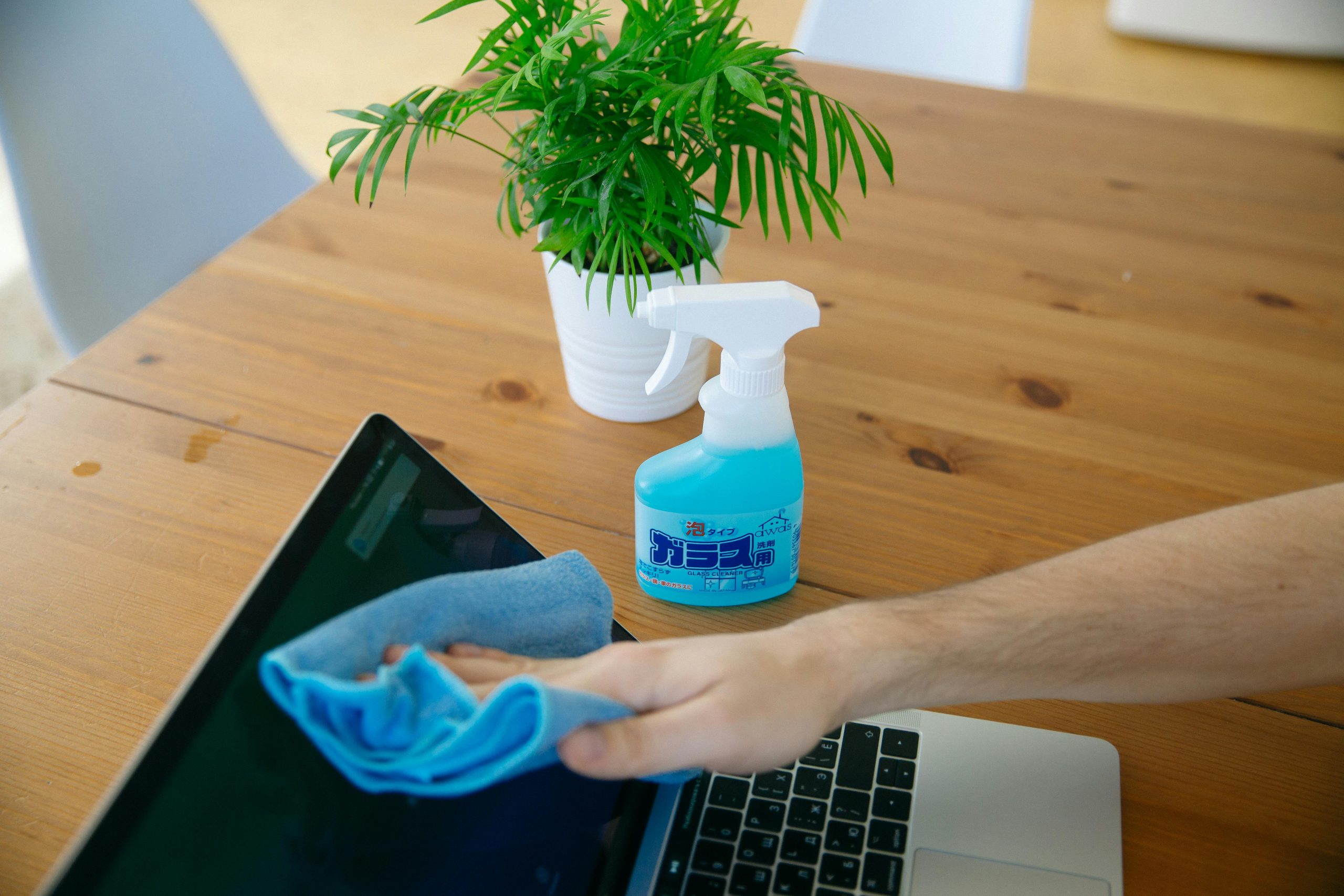 Zufriedene Kunden nach der Büroreinigung durch Clean Star Gebäudeservice – sauberes und gepflegtes Arbeitsumfeld