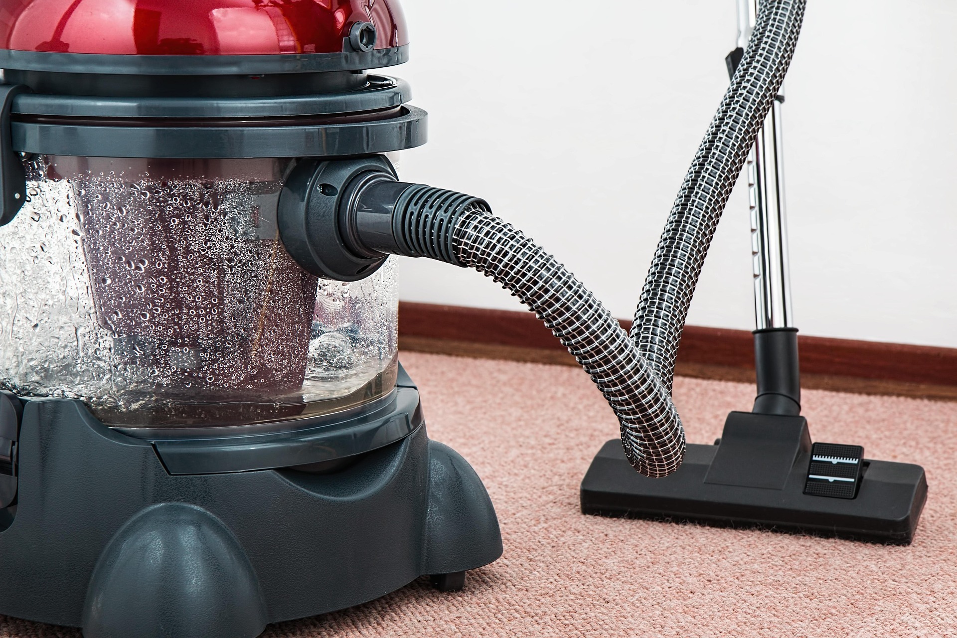 Reinigungskraft von cleanstar-gebaeudeservice desinfiziert Waschbecken und Armaturen in einem modernen Sanitärbereich.